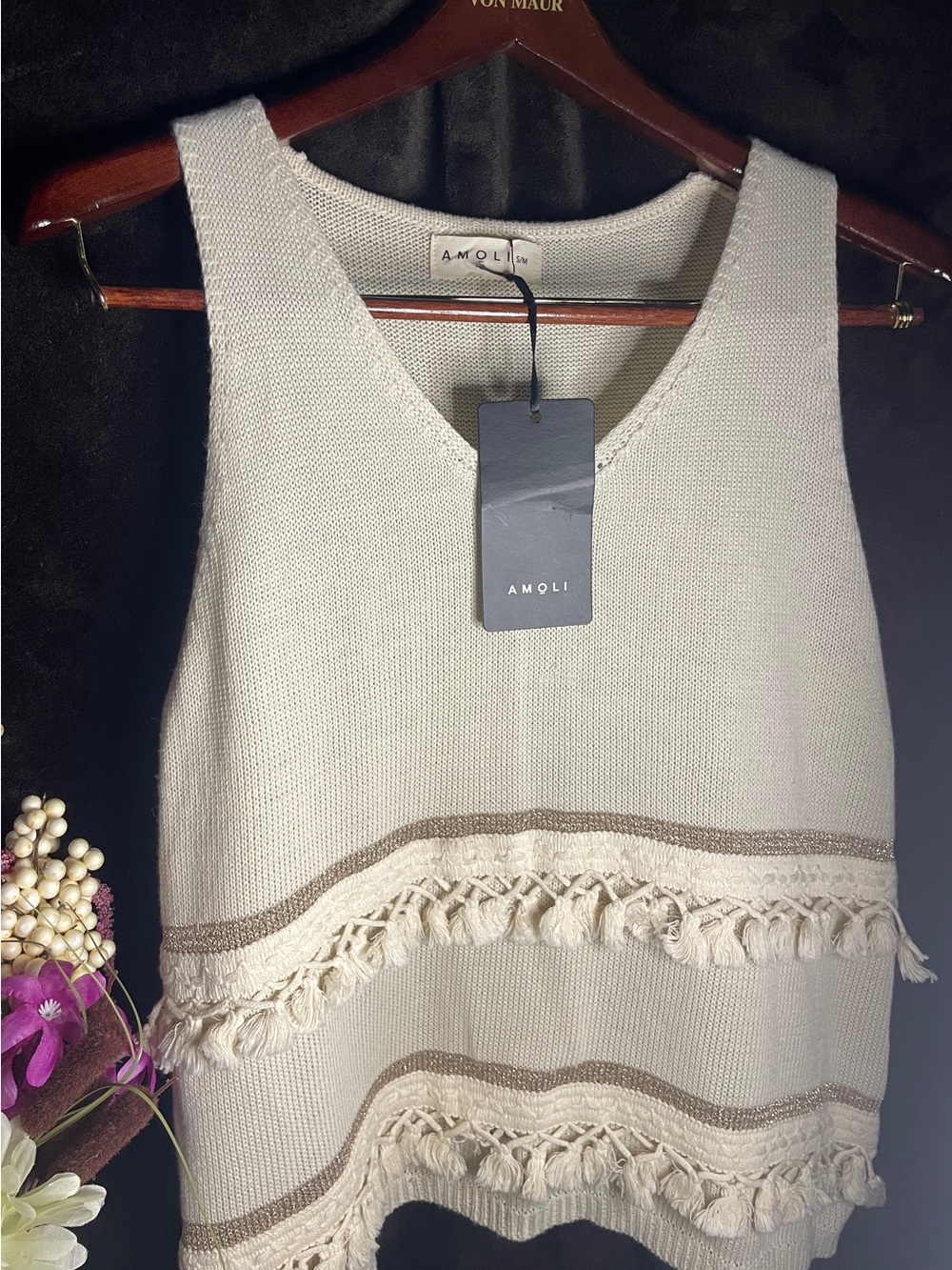 Amoli NWT Cream V-Neck Sleeveless Shell Sweater Size S/M- Spring weather!!